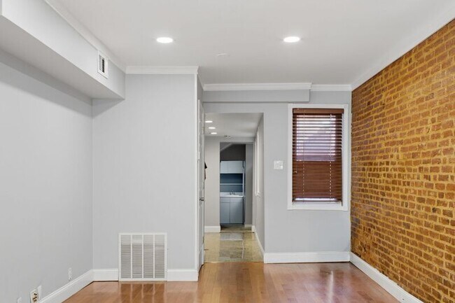 Building Photo - 420-A S Regester St