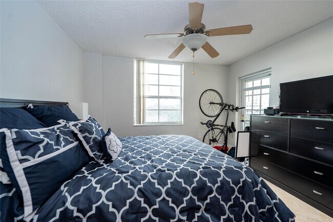 Building Photo - 520 SE 5 Ave