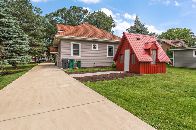 Building Photo - 724 Warner Ave