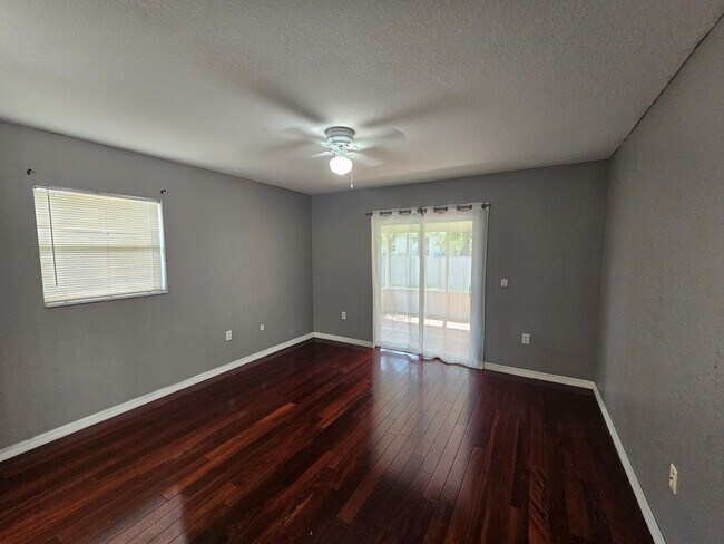 Building Photo - BEAUTIFUL 3 BED / 2 / BATH /2 CAR GARAGE (...