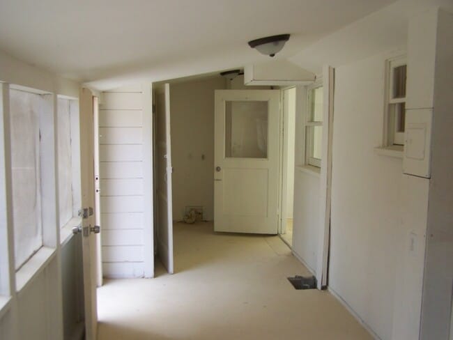Building Photo - 2 Bed +1 Bath SINGLE FAMILY HOME + HUGE ba...
