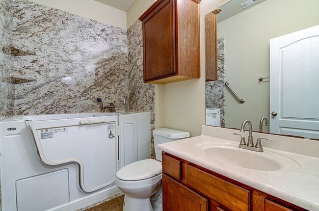 Building Photo - 1808 McClannahan Dr