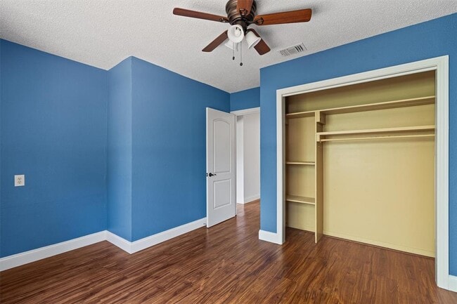 Building Photo - 2106 Allred Dr