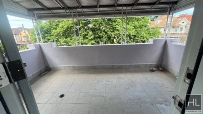 Building Photo - NEWLY  RENOVATED VERY SPACIOUS  2 BEDROOM ...