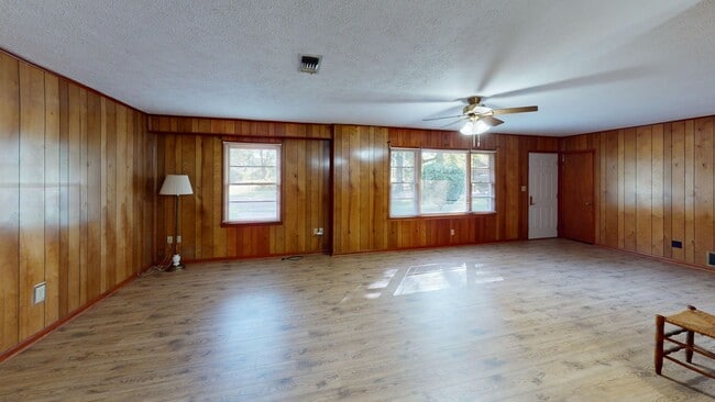 Building Photo - Large 3 bedroom, 1.5 bath located on a corner lot in Prattville.