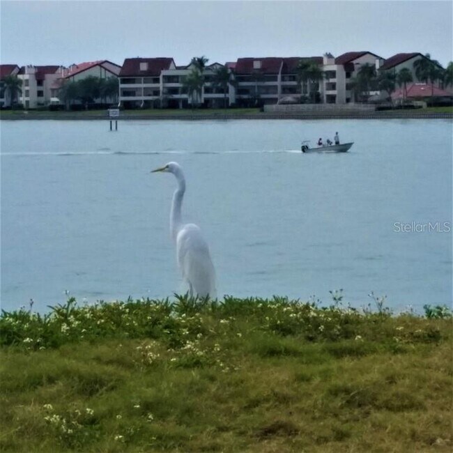 Building Photo - 106 1st St E