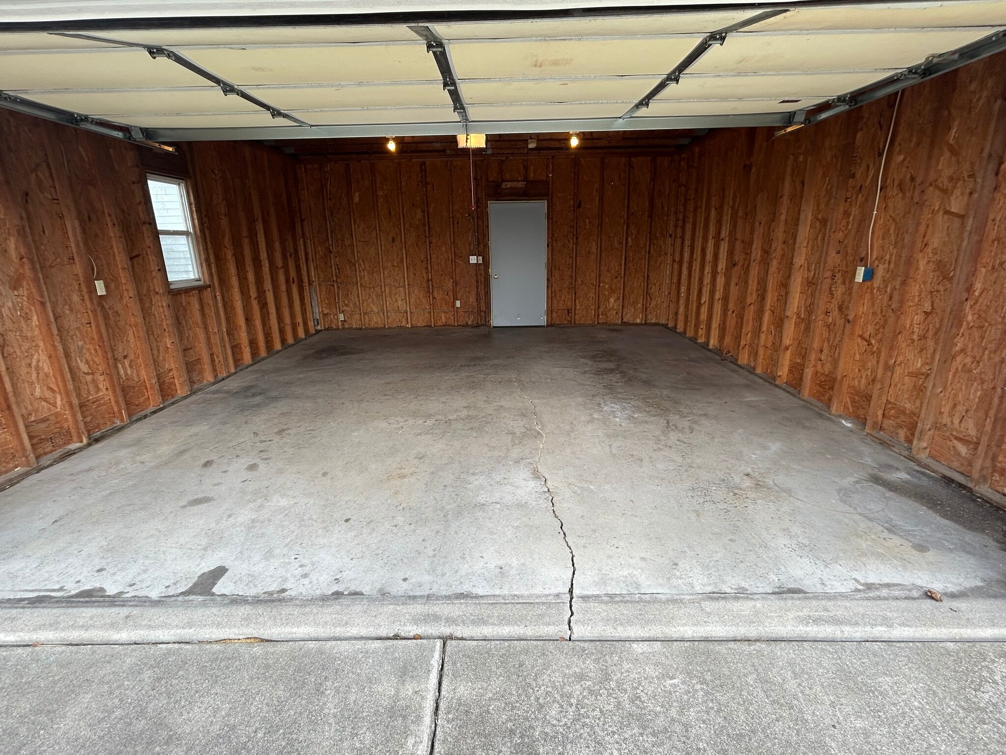 Building Photo - 211 W 2nd St