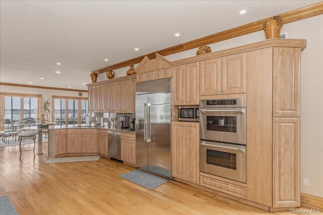 Building Photo - 672 Dune Rd