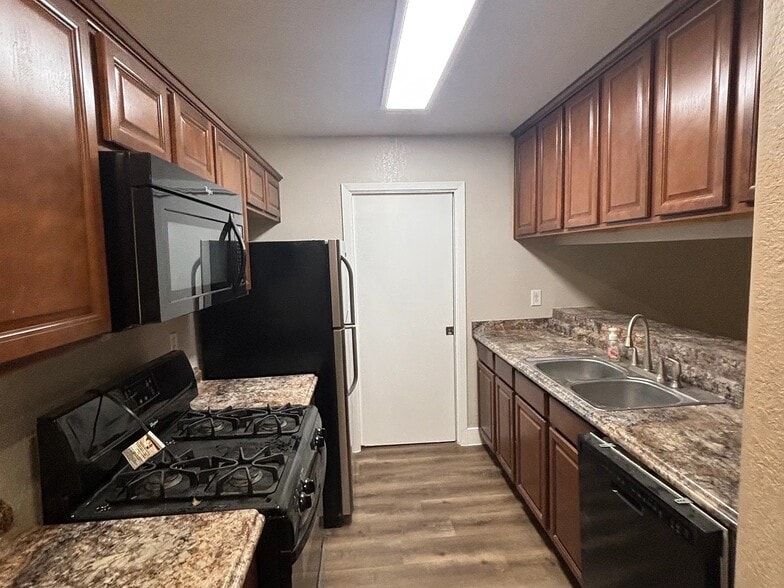 Kitchen - 11602 April Dr