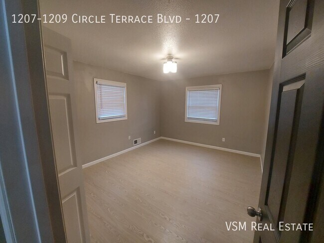 Building Photo - Available NOW! Upper Level 4 Bed / 2 Bath ...