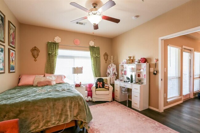 Building Photo - 910 W 25th St