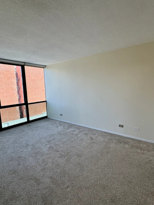 Building Photo - 1309 N Wells St
