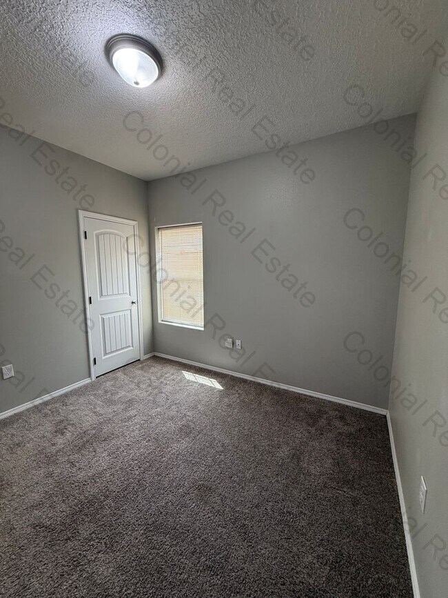 Building Photo - Beautiful 3 bedroom 2 bathroom home in a great neighborhood