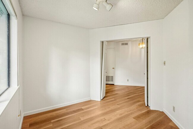Building Photo - 999 Evelyn Terrace W