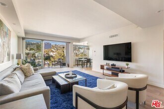 Building Photo - 818 N Doheny Dr