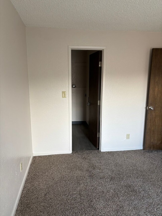 Building Photo - 1 BEDROOM/1 BATH CONDO UPSTAIRS UNIT AVAIL...