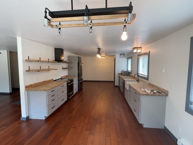 Building Photo - Wonderful Spacious 3-Bedroom 3 Bath with Over an Acre of Land with a Private Gate!