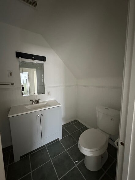 Bathroom 2 - 32 Front St