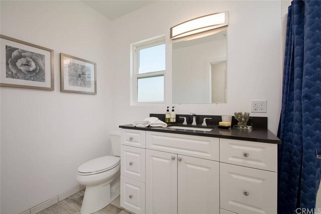 Guest Bathroom - with shower/tub - 1747 Van Horne Ln