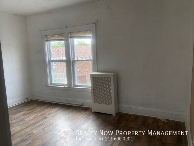 Building Photo - 11871 Lake Ave