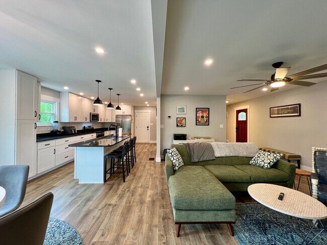 Building Photo - Beautifully Updated Home!  Fenced Yard!