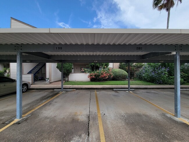 Building Photo - 7119 N Holiday Dr