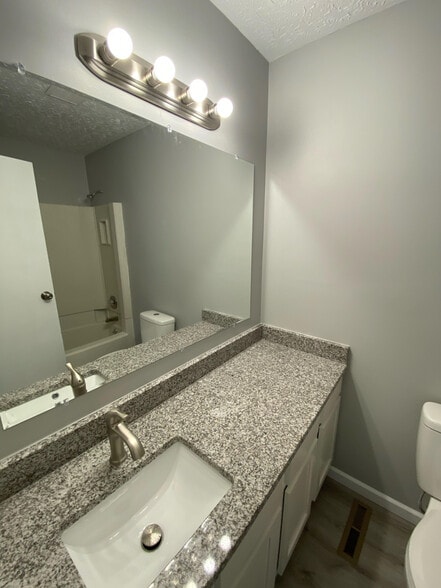 3rd Bathroom - 3526 Dinsmore Castle Dr