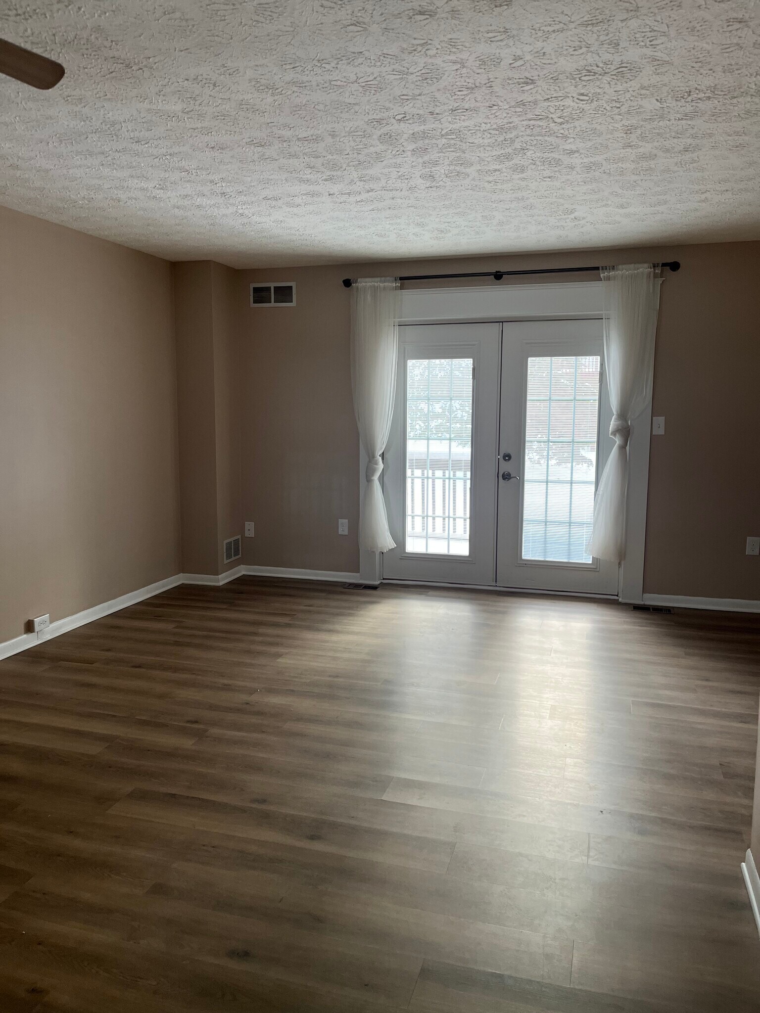 Livingroom - 112 Forest Dr