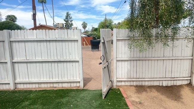 Building Photo - $1,250 For Lease-1 Bedroom-1 Bath Apt in Triplex With Private Yard-Washer & Dryer in Phoenix 85008 !