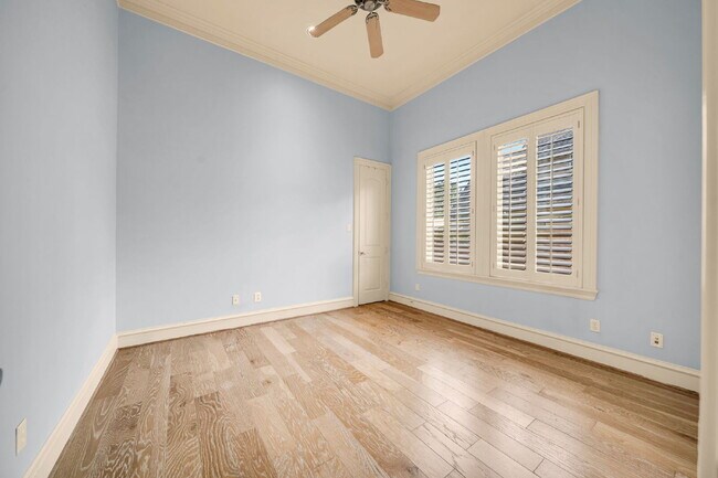Building Photo - Exceptional 5-bedroom home (2 down) in des...