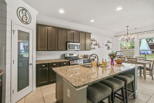 Building Photo - 913 Freesia Dr