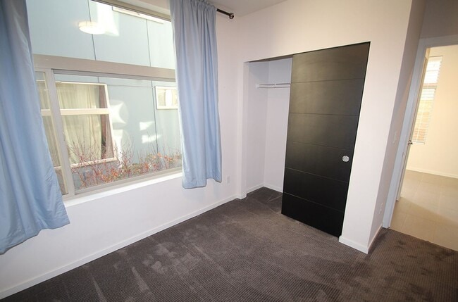 Building Photo - LUXURY BALLARD TOWNHOME W HIGH END FINISHE...