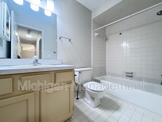 Building Photo - 173 Algansee Dr