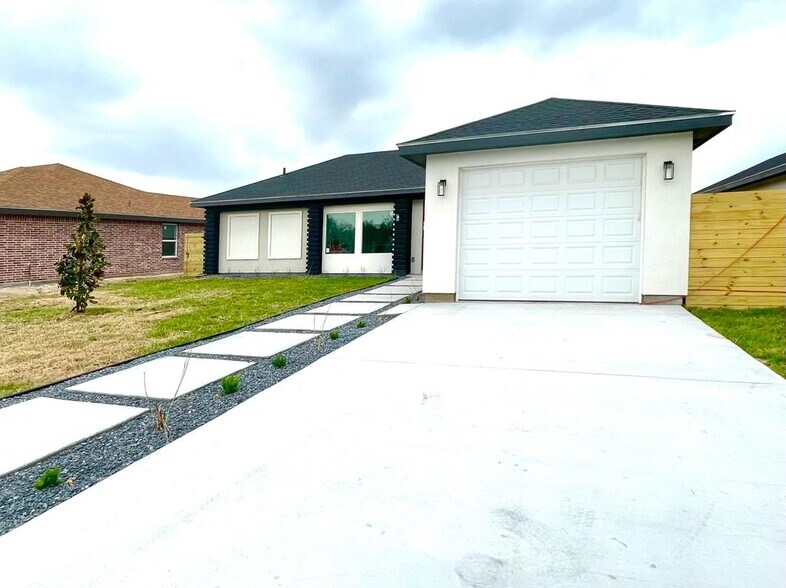 Building Photo - 313 E Moore Rd