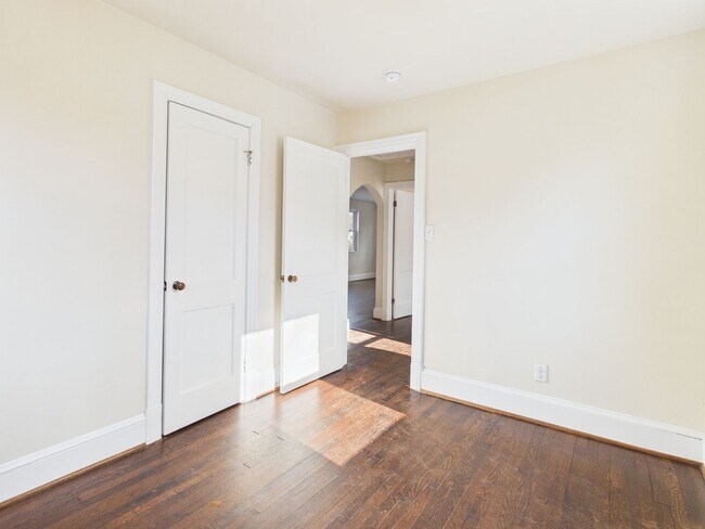 Building Photo - 1815 Powell Rd