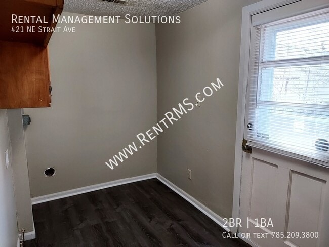 Building Photo - 421 NE Strait Ave