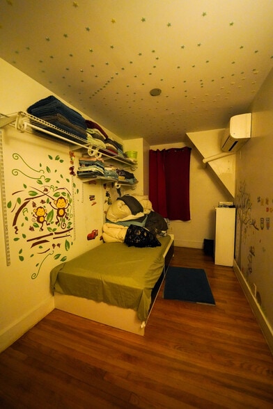 Smaller kids bedroom - 6776 Dartmouth St