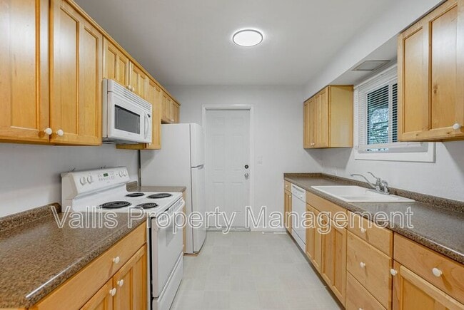 Building Photo - 389 Appleblossom Ave N