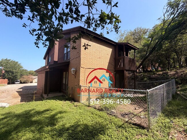 Building Photo - Available Now: 2 bed/1 bath duplex with car port