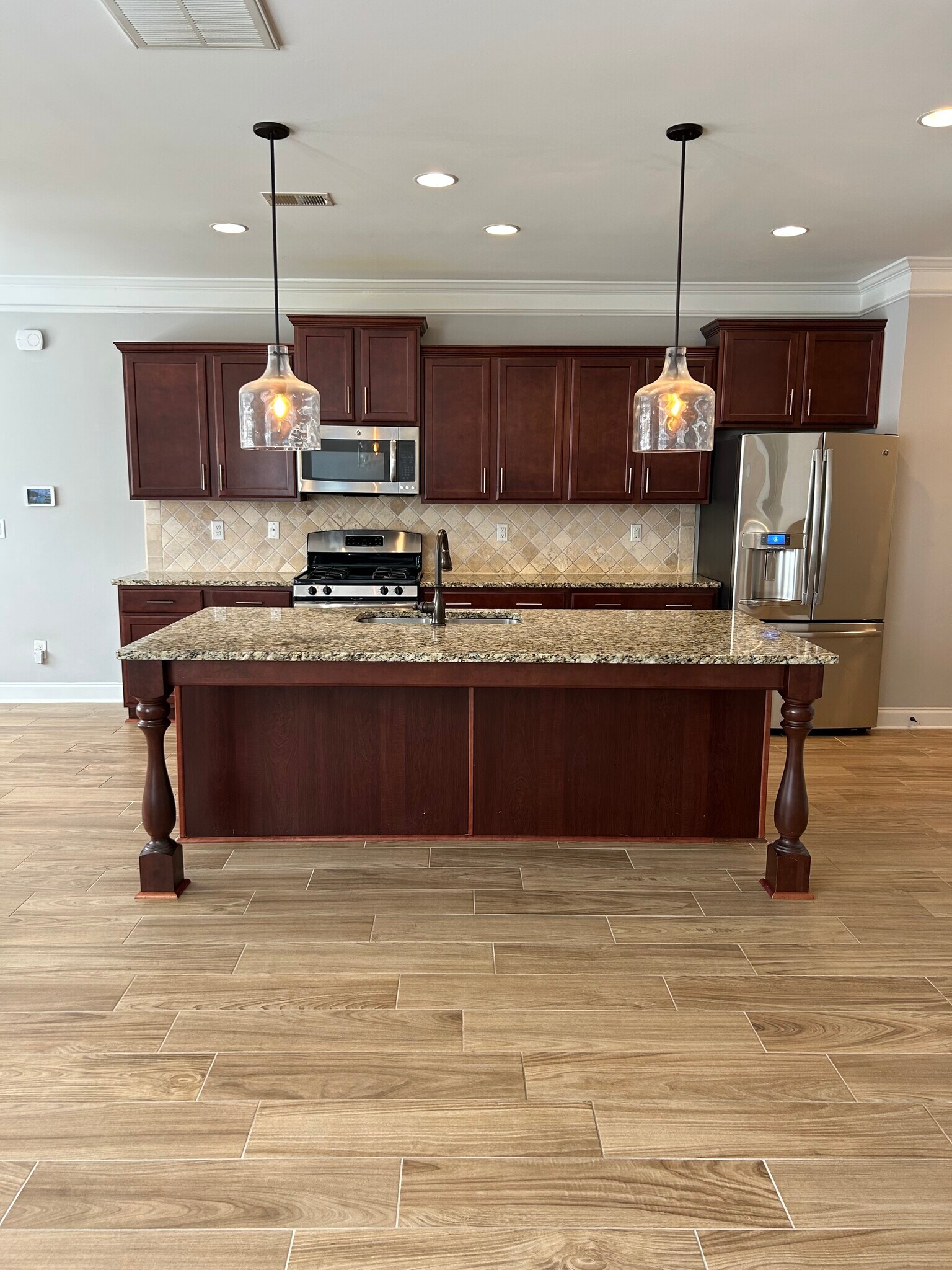 Kitchen w/large island - 14005 Wyncrest Dr