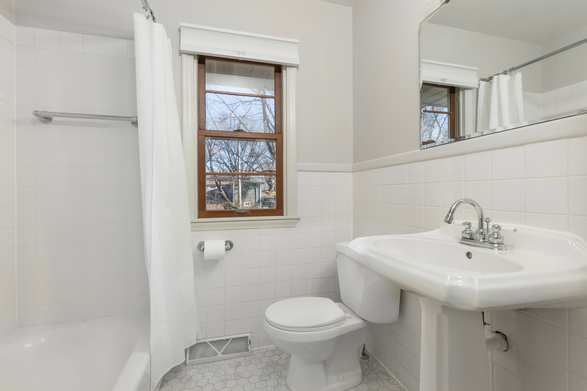 main bathroom - 3119 Sumter Ave S