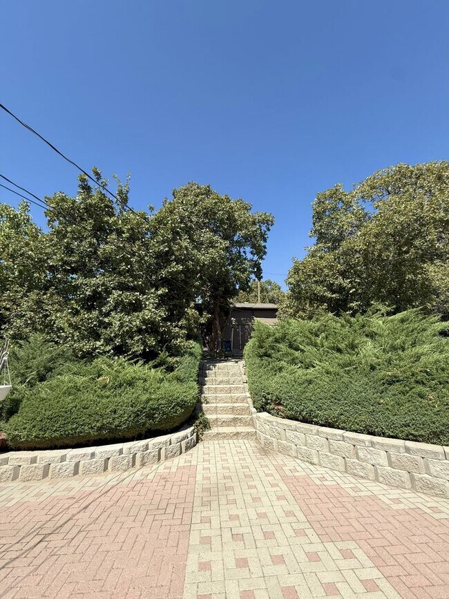 Building Photo - Spacious 5 Bedroom, 2 Bath Home with Moder...