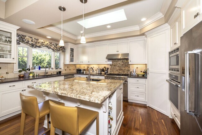 Building Photo - Conveniently Located, Fully Furnished 2 Bed/2 Bath Home Available To Nov!