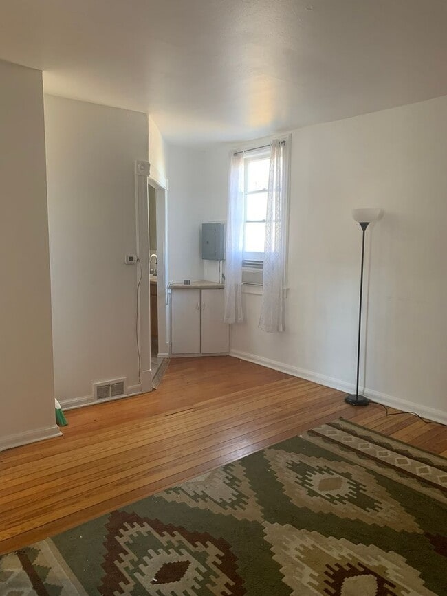 Building Photo - Cozy 2 Bedroom in Ivywild