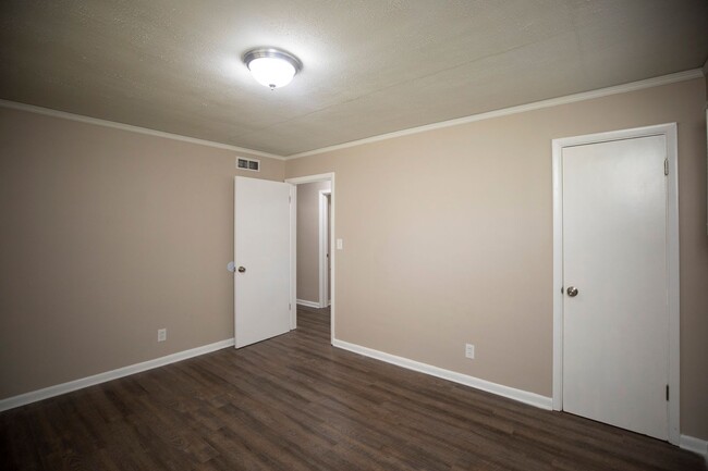 Building Photo - ** 4 Bed 2 Bath located in Rosemont Height...