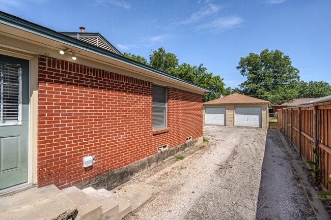 Building Photo - Cozy Forest Hills Retreat in East Dallas