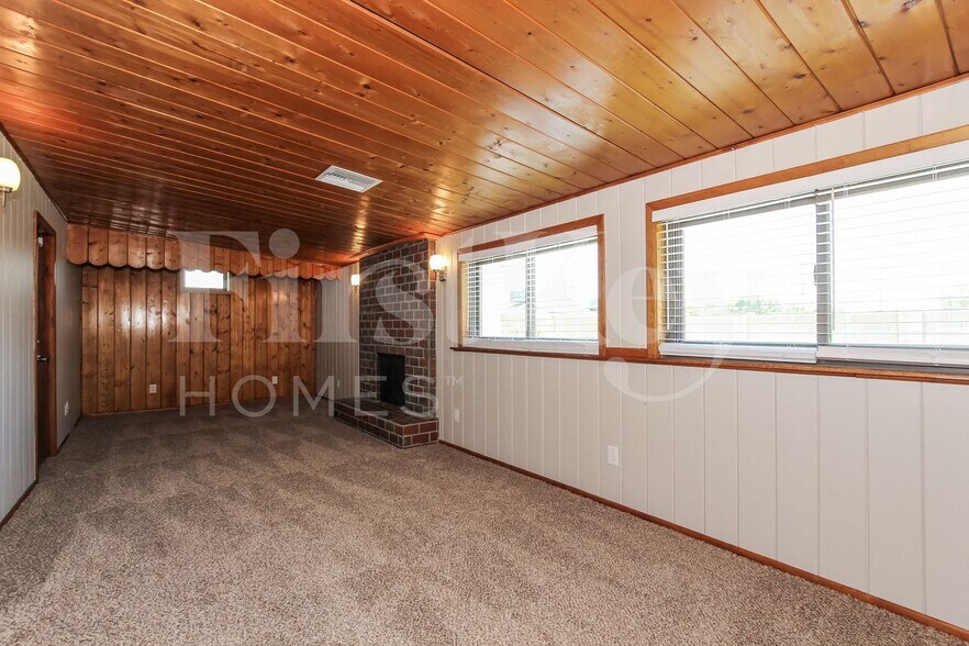 Building Photo - 2311 W Maryland Ave