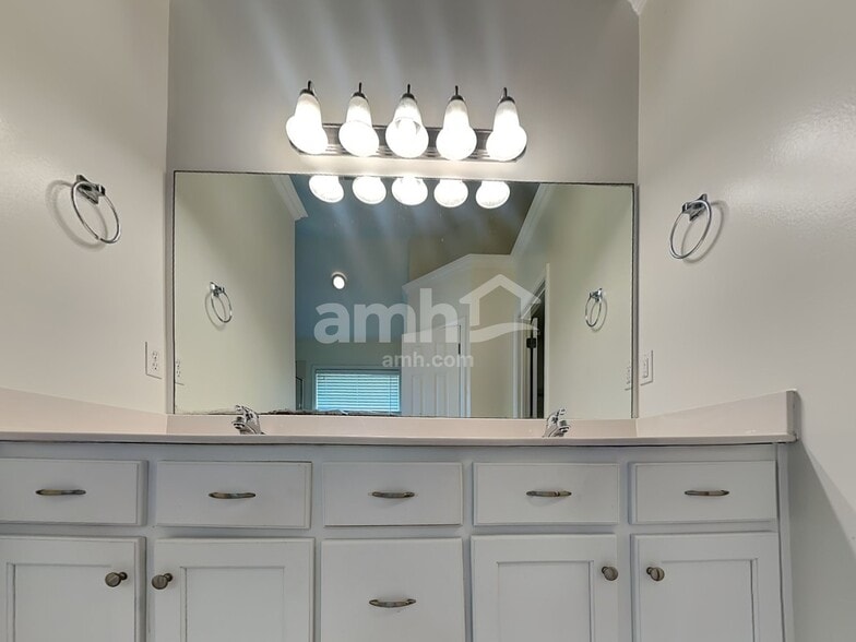 Building Photo - 8981 Oak Grove Blvd