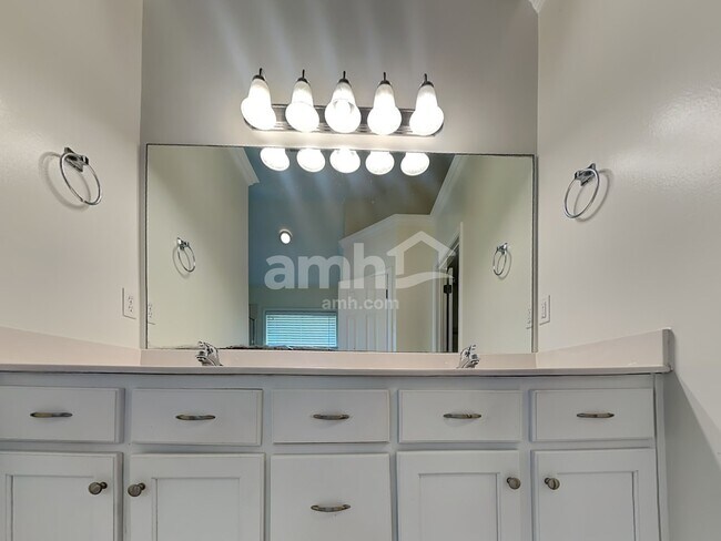 Building Photo - 8981 Oak Grove Blvd