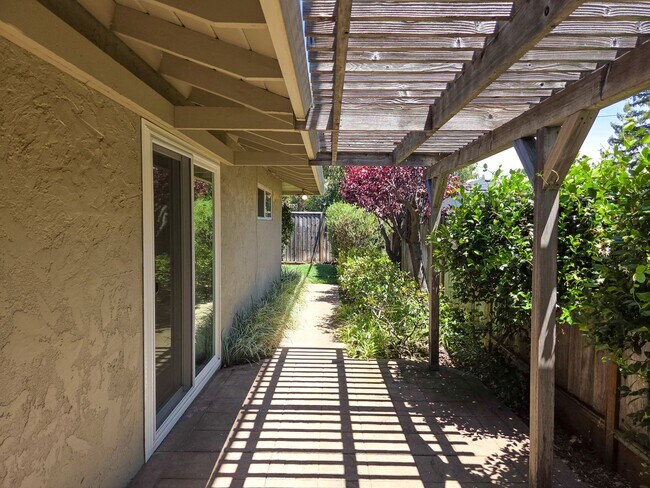Building Photo - Beautifully Renovated Duplex Across from Blossom Hill Park